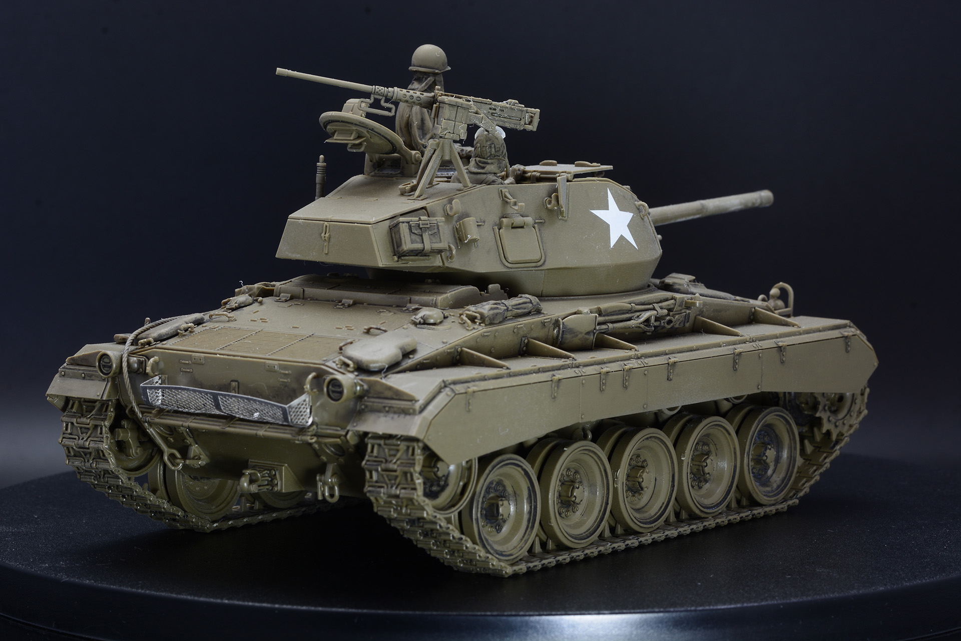 まずは全面、側面、後方から。高い機動力と75mm砲の強力な火力を併せ持つ軽戦車だ