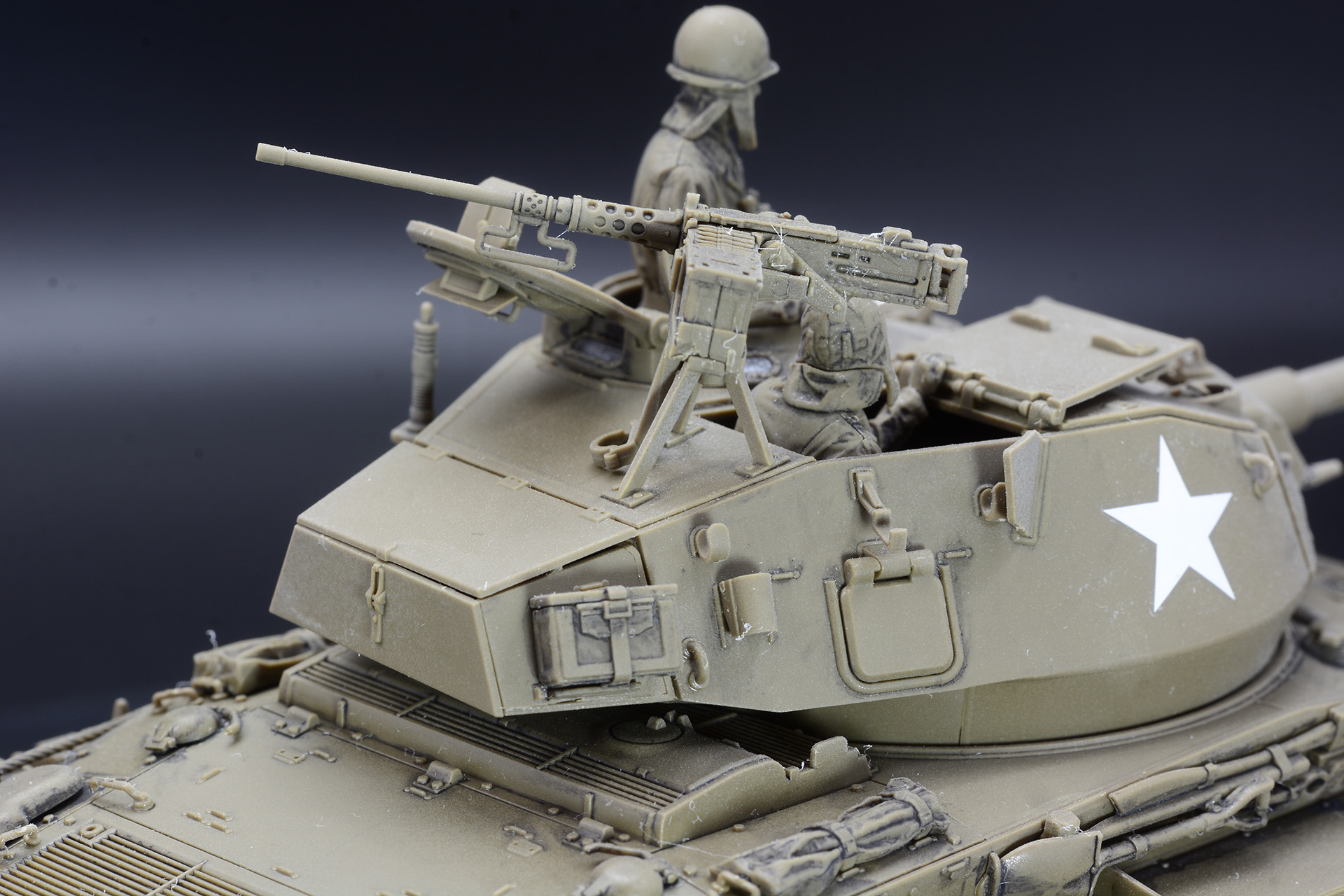 M2重機関銃のすぐ近くに弾薬箱が取り付けられている