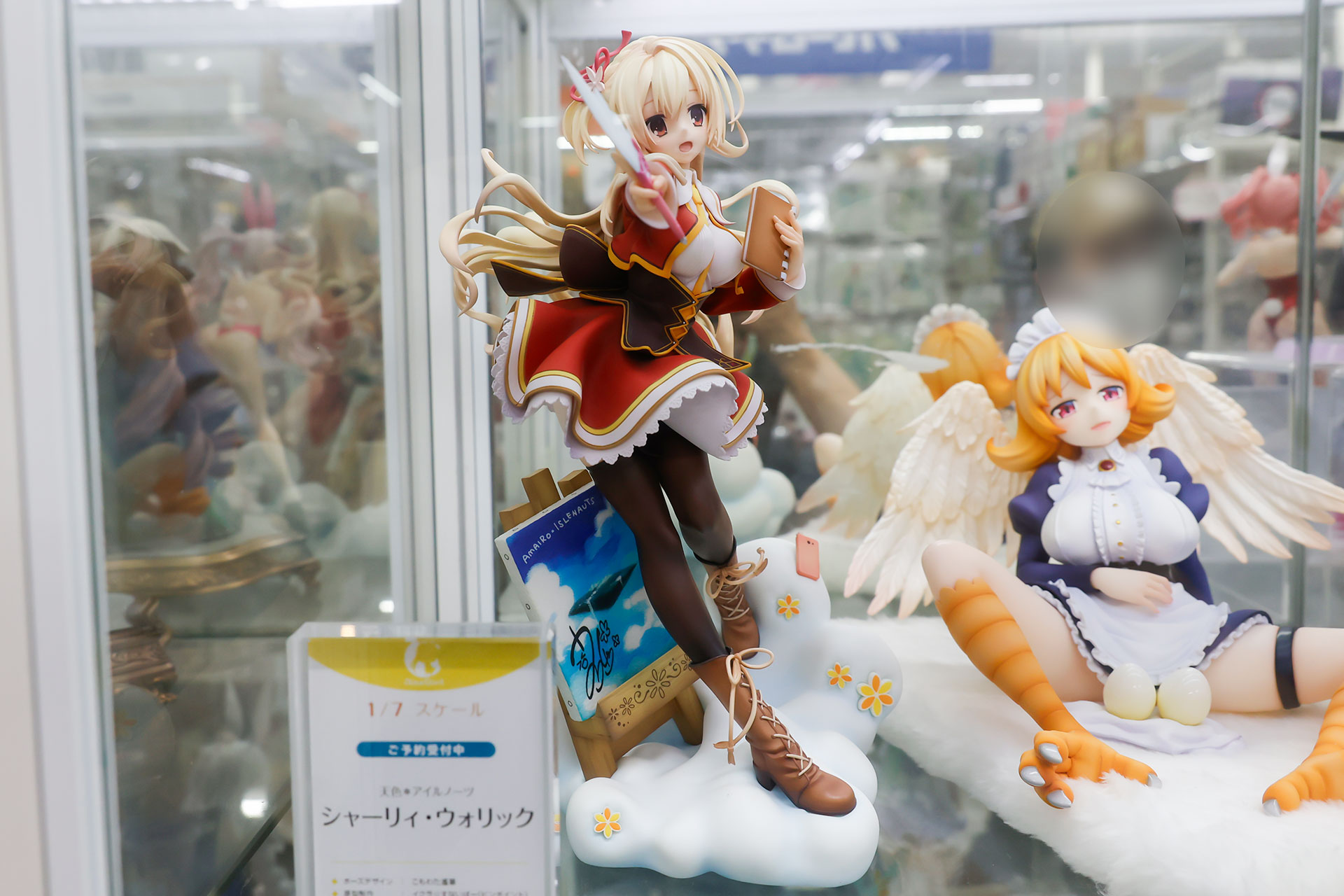 フィギュアの素材はPVCとABSで、全高は約250mmだ