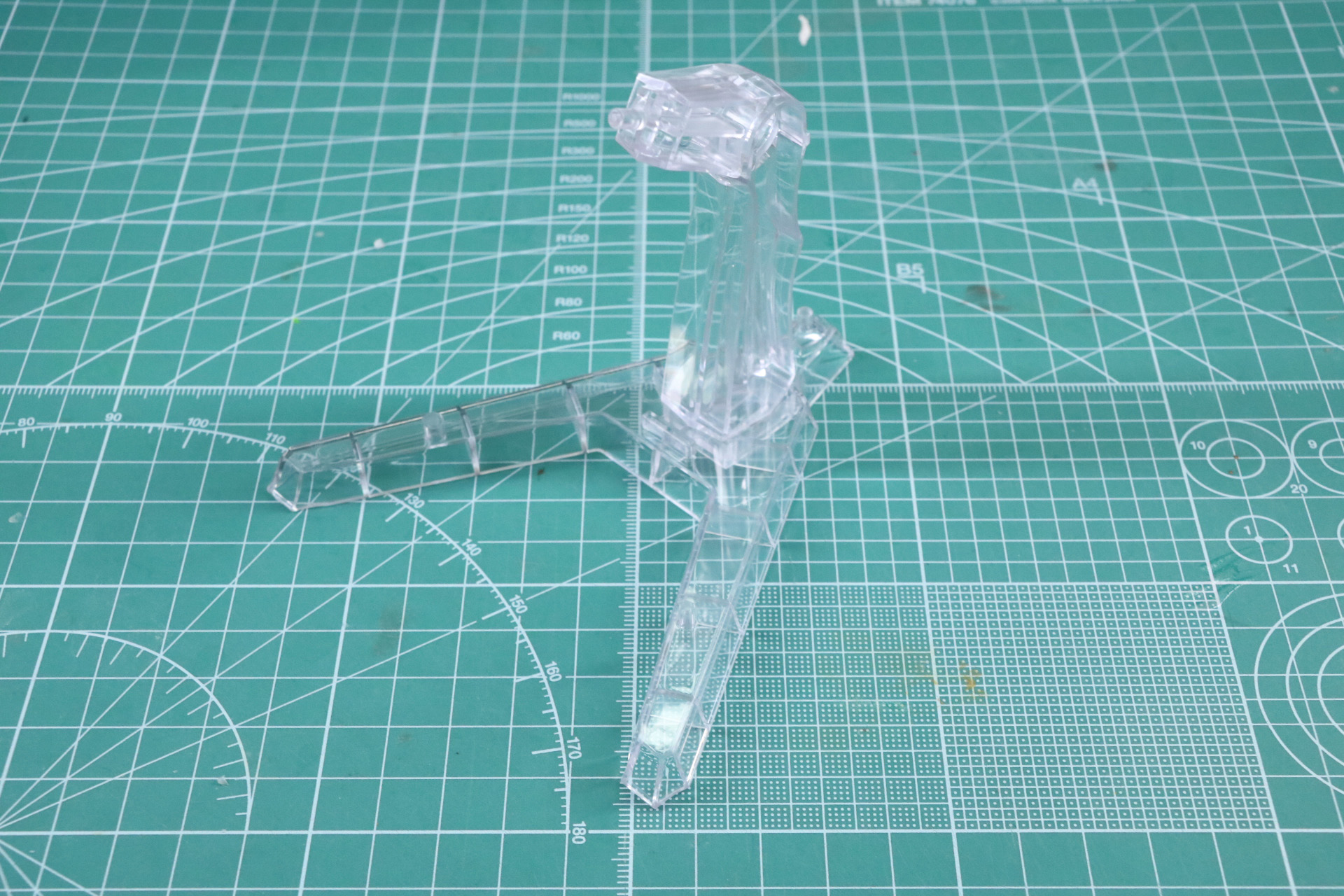 「マガツイカルガ」の合体用接続パーツとディスプレイ用パーツ