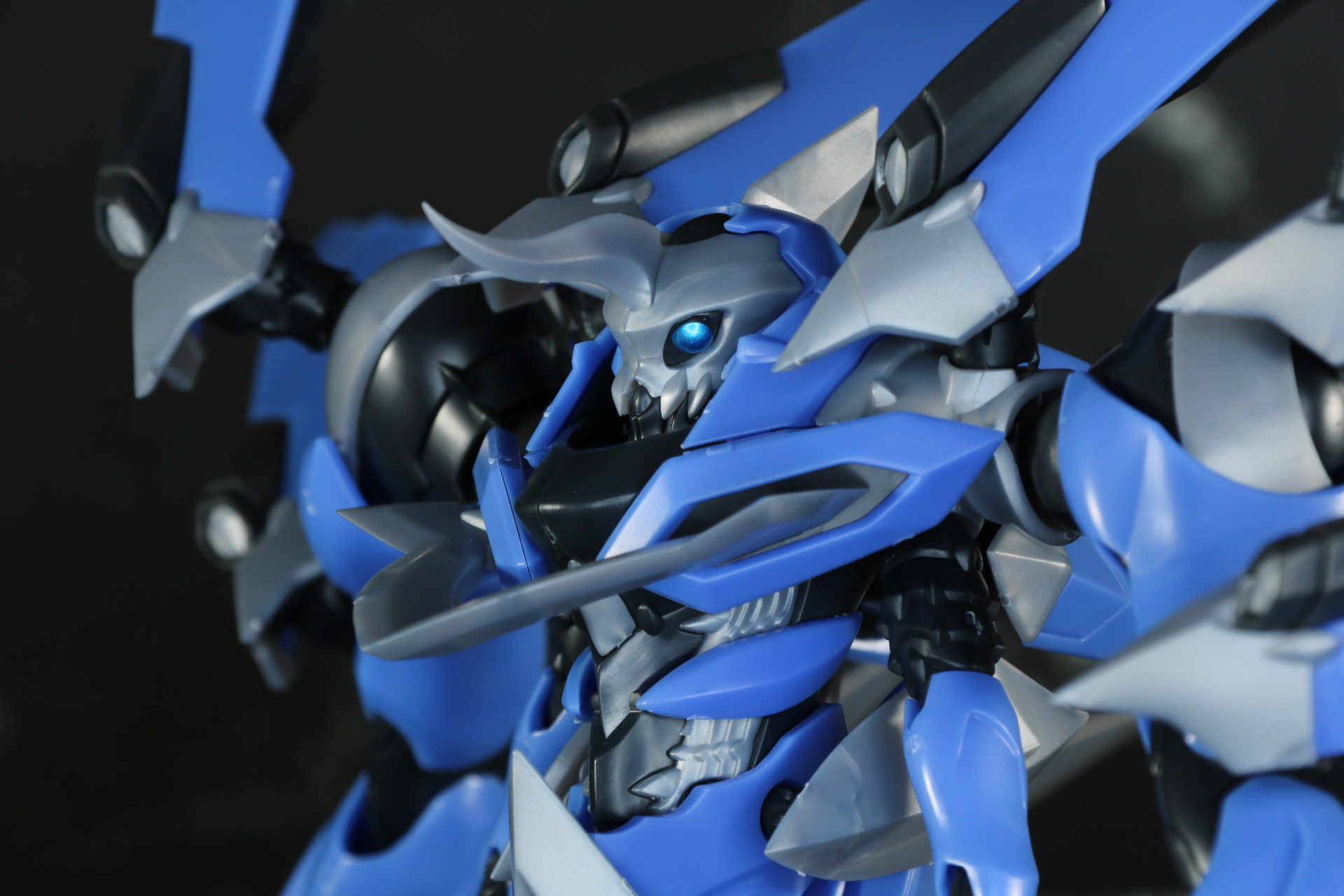 「MODEROID DX-SCALE カササギ」の頭部を収納