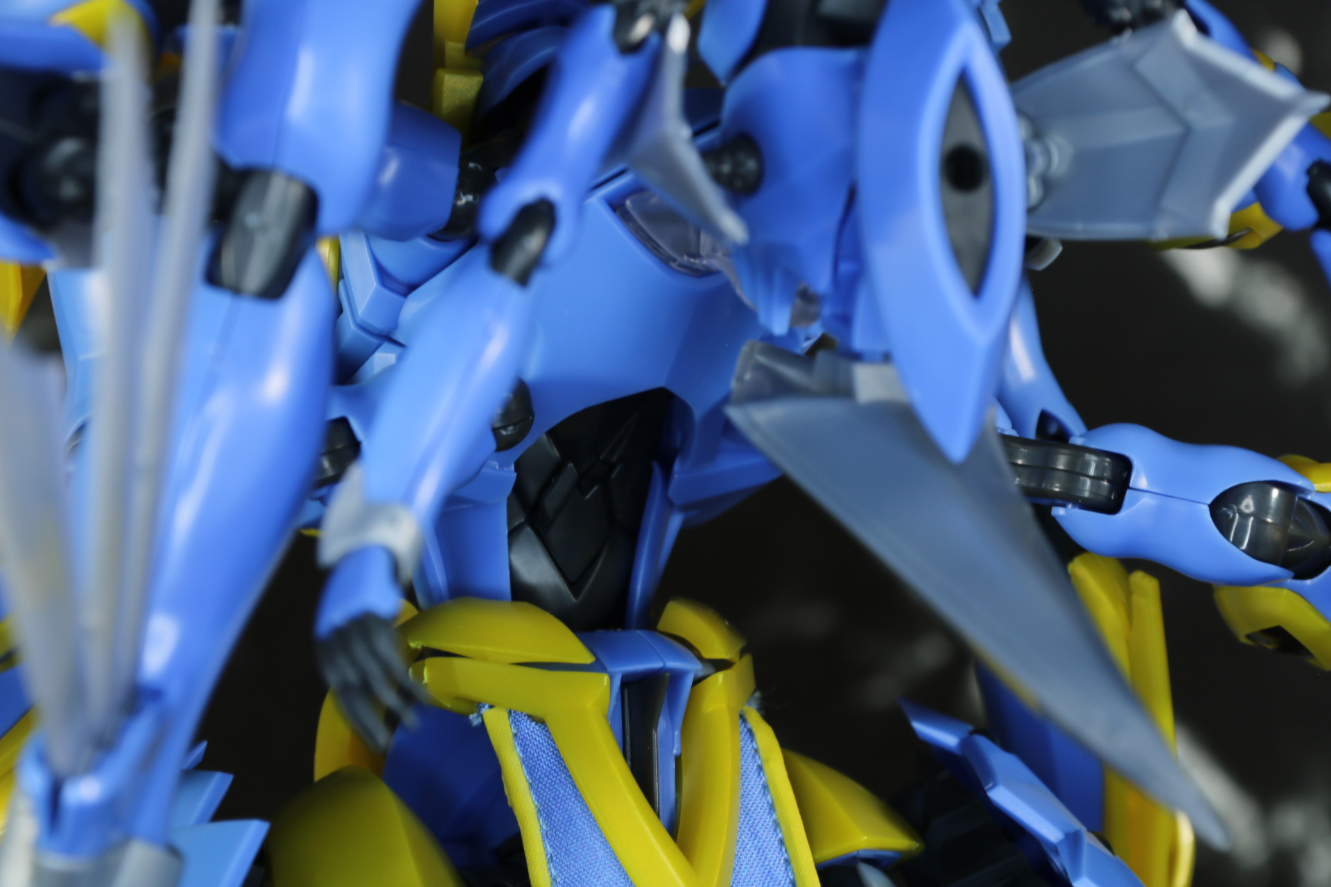 「MODEROID DX-SCALE イカルガ（原作版）」の腰部パーツカバーを外し、補助パーツを接続する
