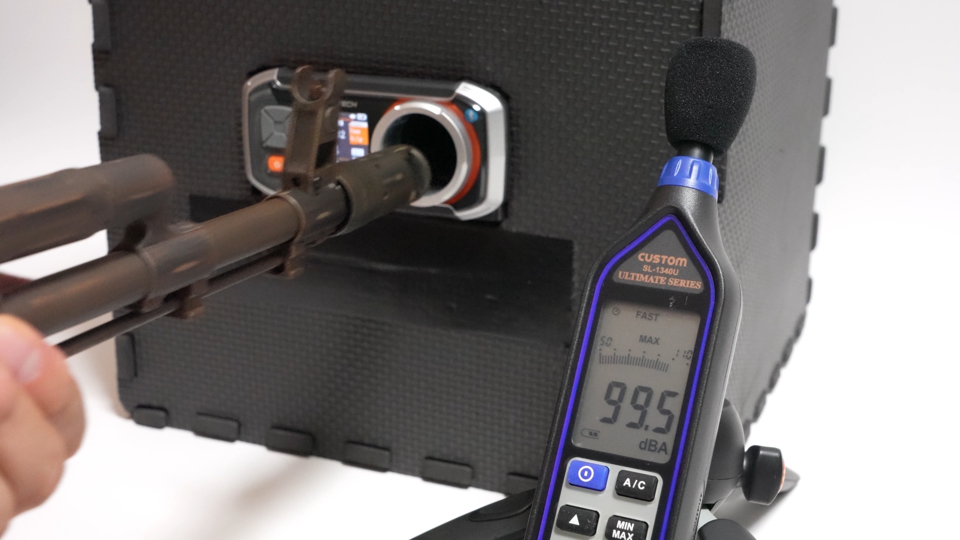射撃音はセミオートで平均86.46dBA、フルオートで99.5dBA