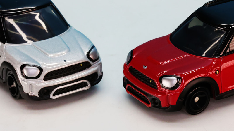 フロントのボンネット先端にはMINIのロゴをプリントしています