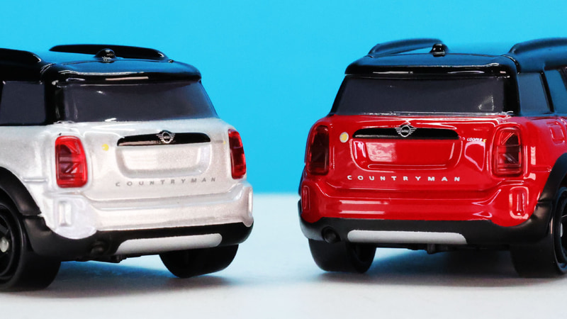 リアのMINIロゴや“COOPER S”、“COUNTRYMAN”といった表示は精密なプリントで再現されています