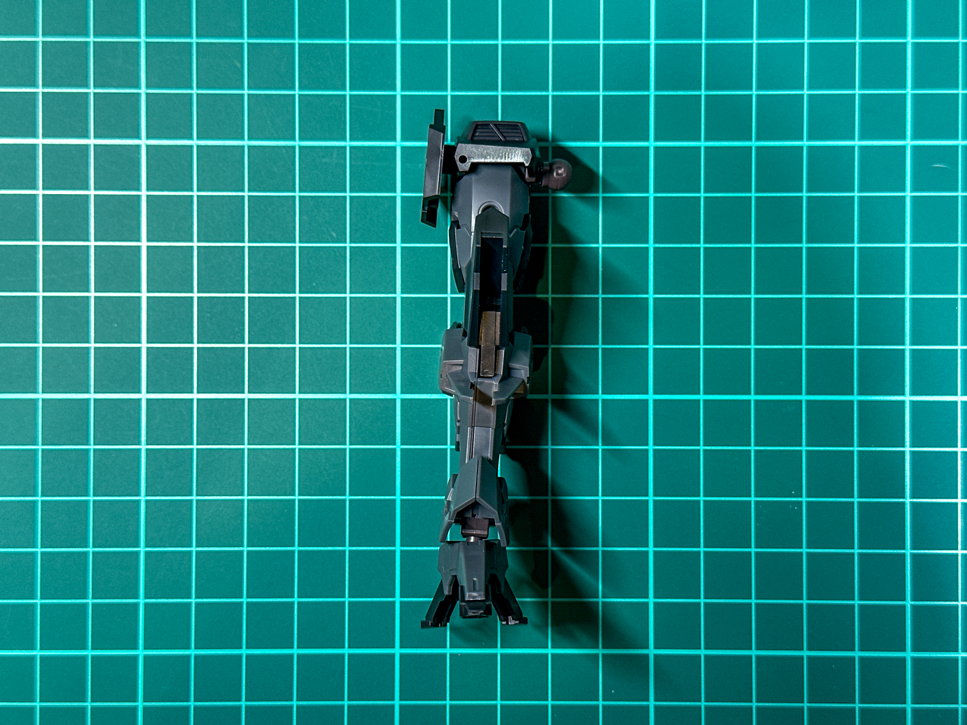 サイドアーマーの接続には肩部装甲と同じ接続軸を使用します。