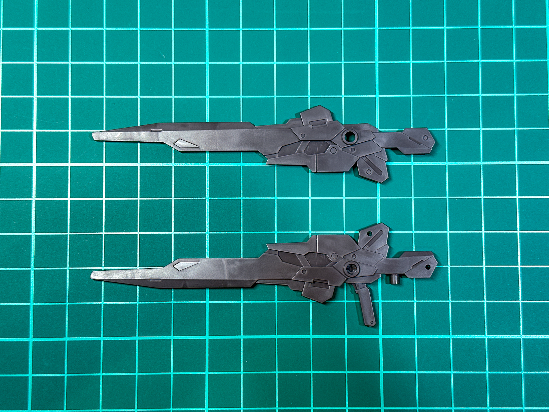 プルバップライフルは左右二分割です。