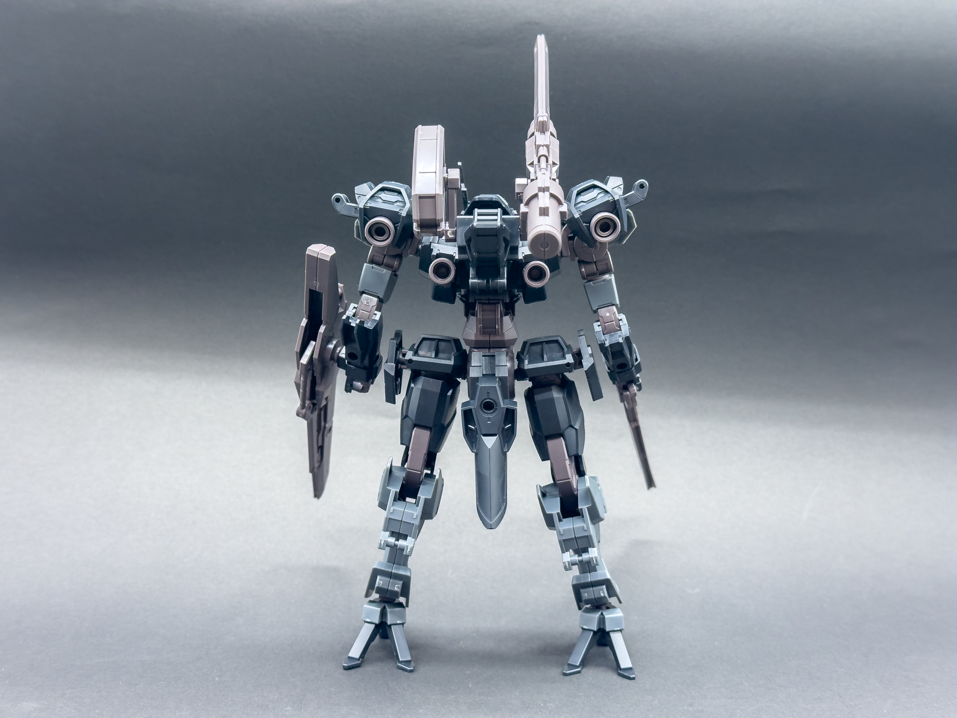 バックパックは後方にせり出したデザインであり、武器をマウントしても干渉しにくいです。