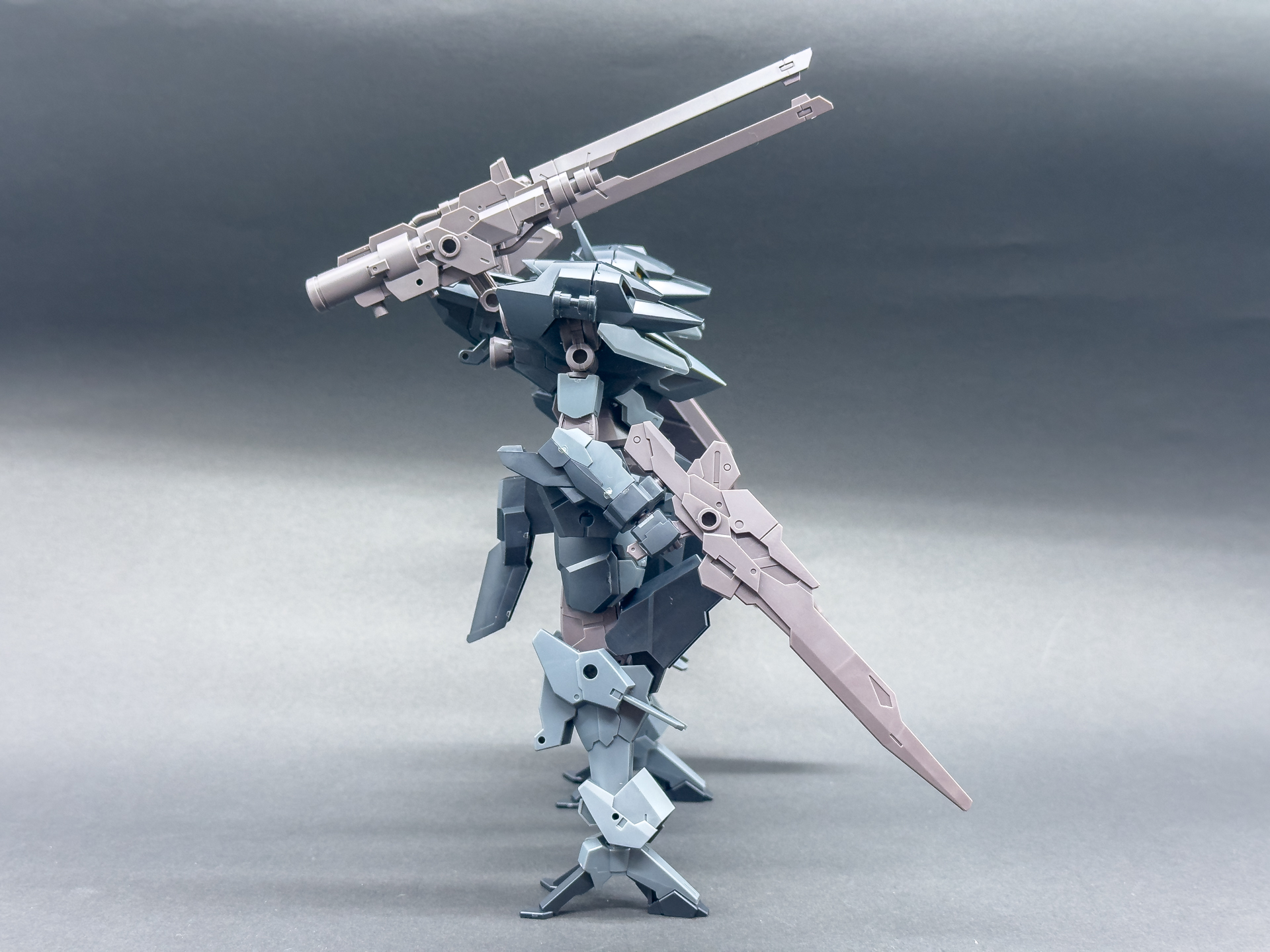 手持ち武装は手首ジョイントを併用することで頑丈に固定できます。