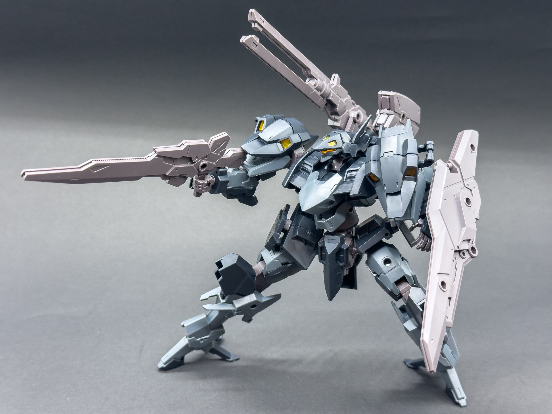 新規追加関節を使用し、肩アーマーを正面に向けたまま手持ち武装を構えることができます。