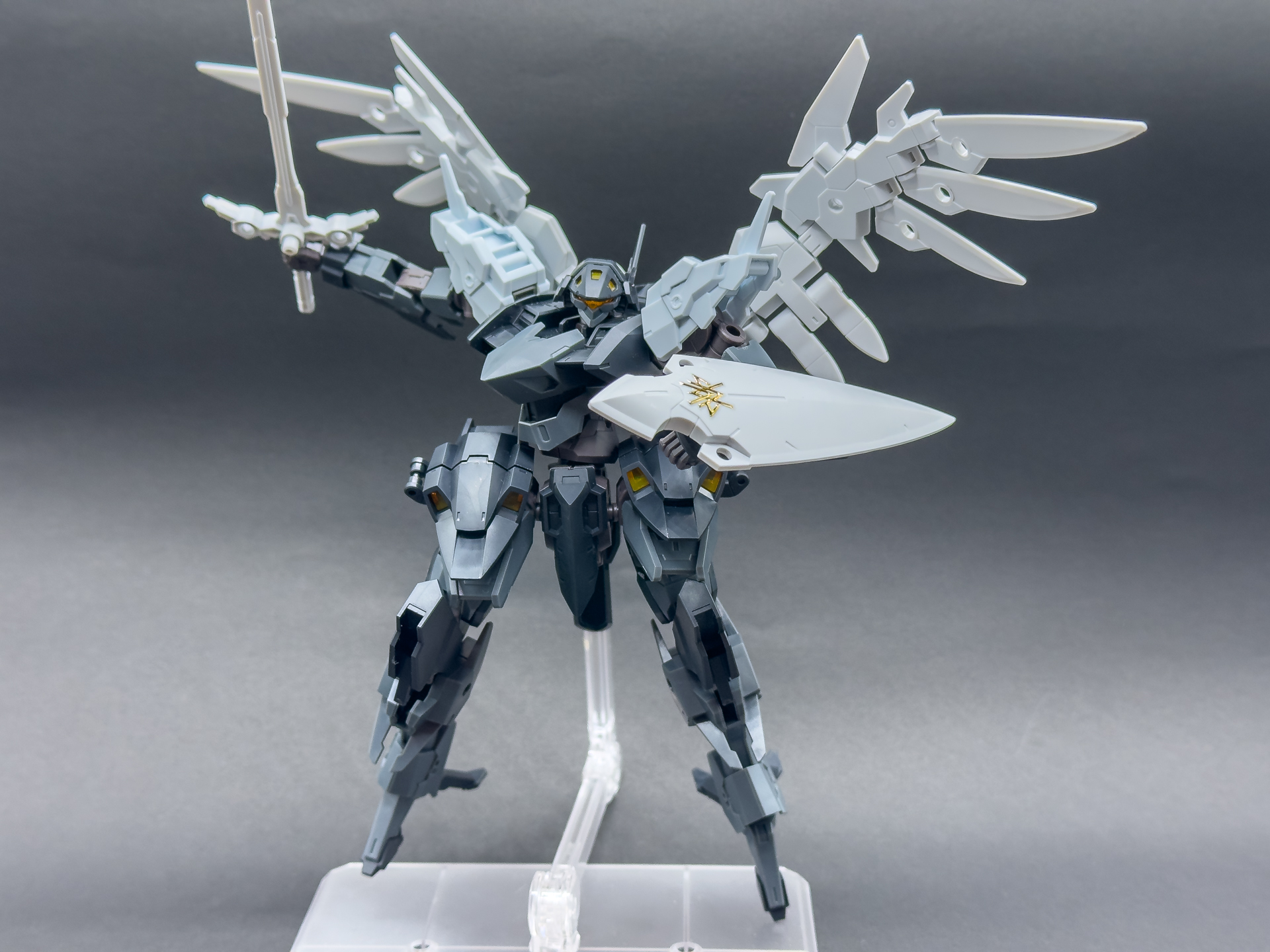 「ゼノヴァルト」の肩アーマーは脚部に装備しました。