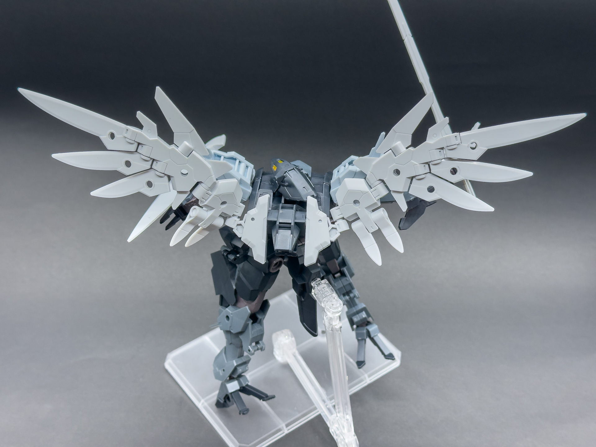 「30MM 1/144 オプションパーツセット17(ウィングユニット1)」はそのままだと胴体パーツに干渉するため、翼部分のみをバックパックに装備しています。
