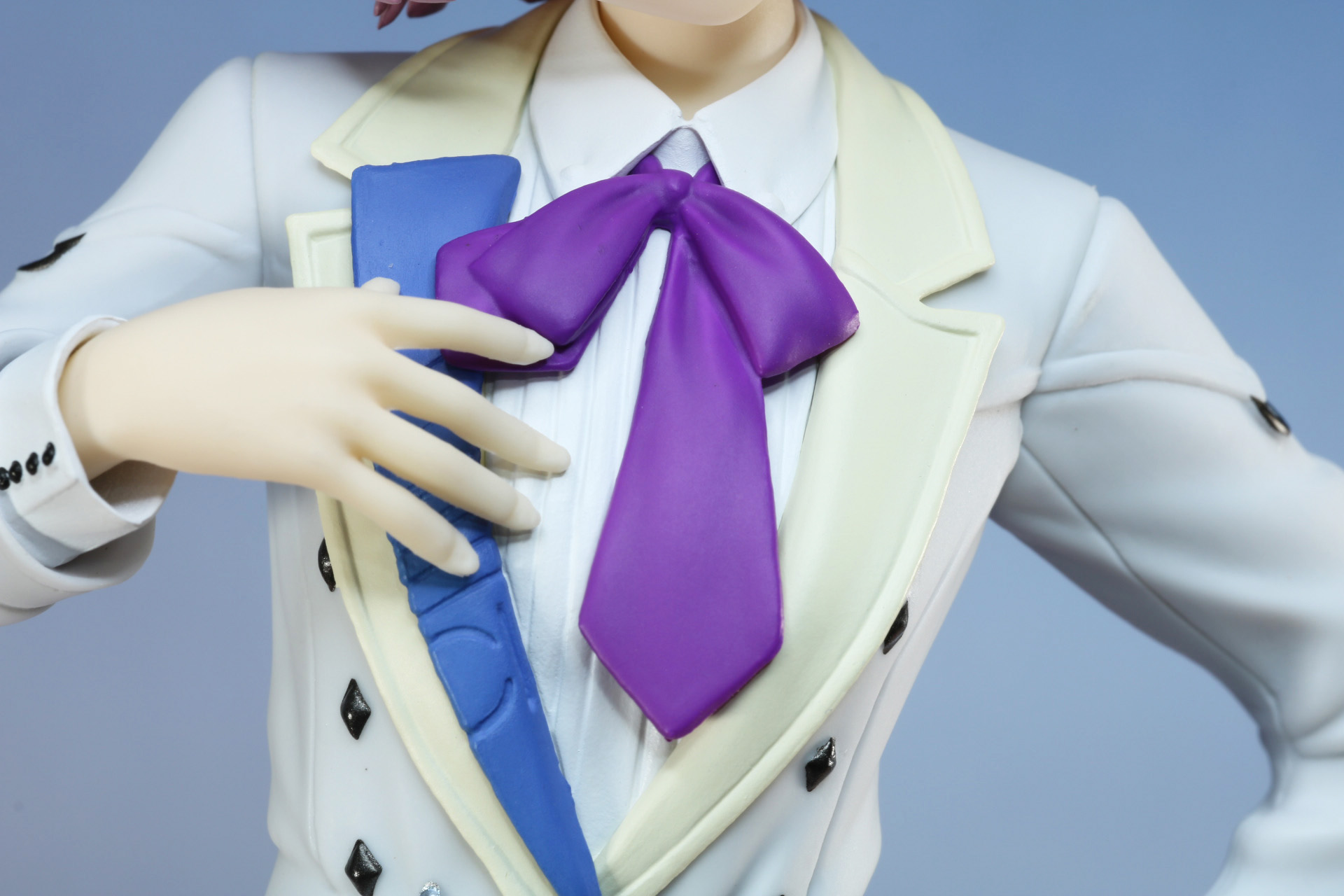 リボン風のネクタイはアイドルらしいアクセントとなっている