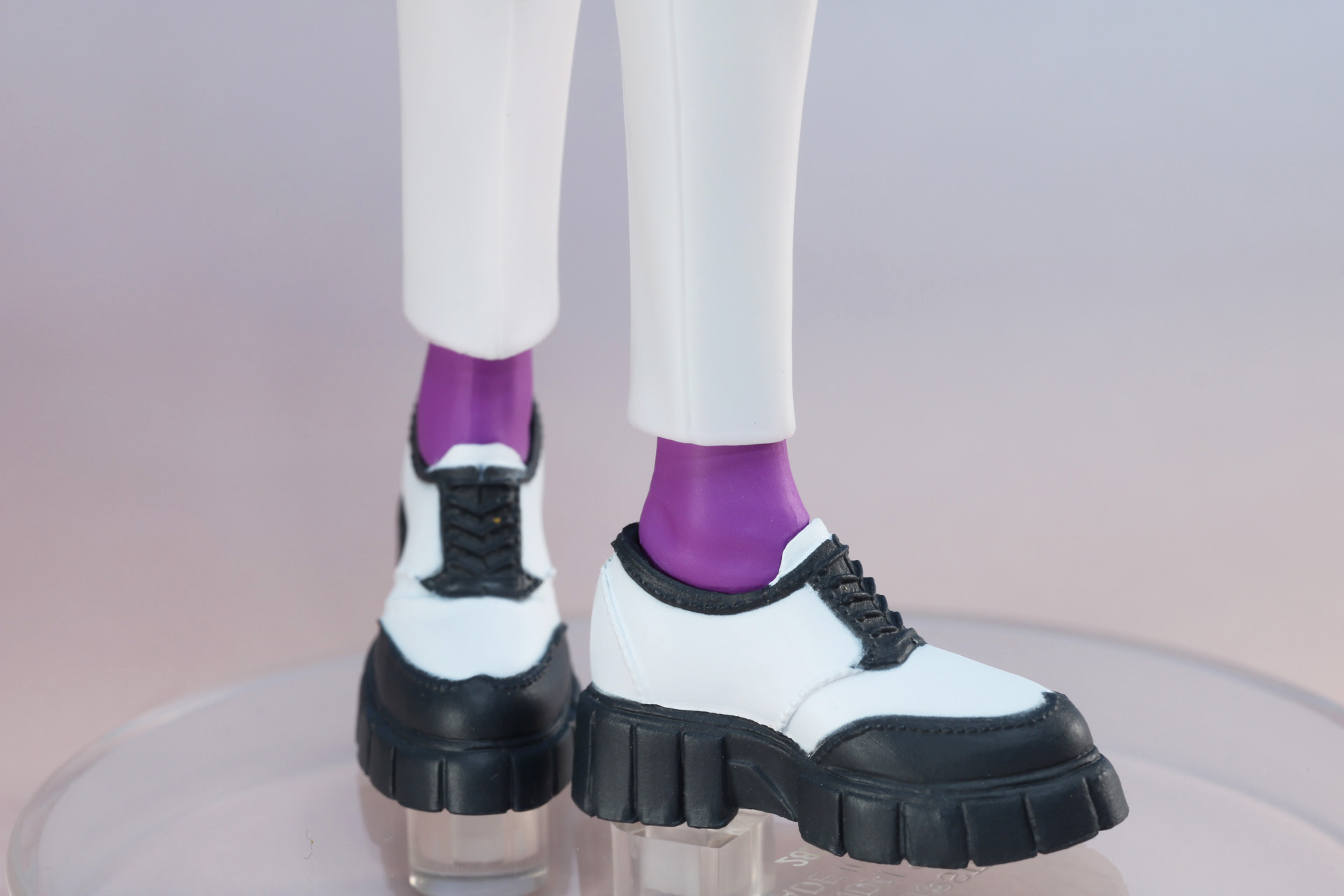 少し短いパンツで足の長さを演出