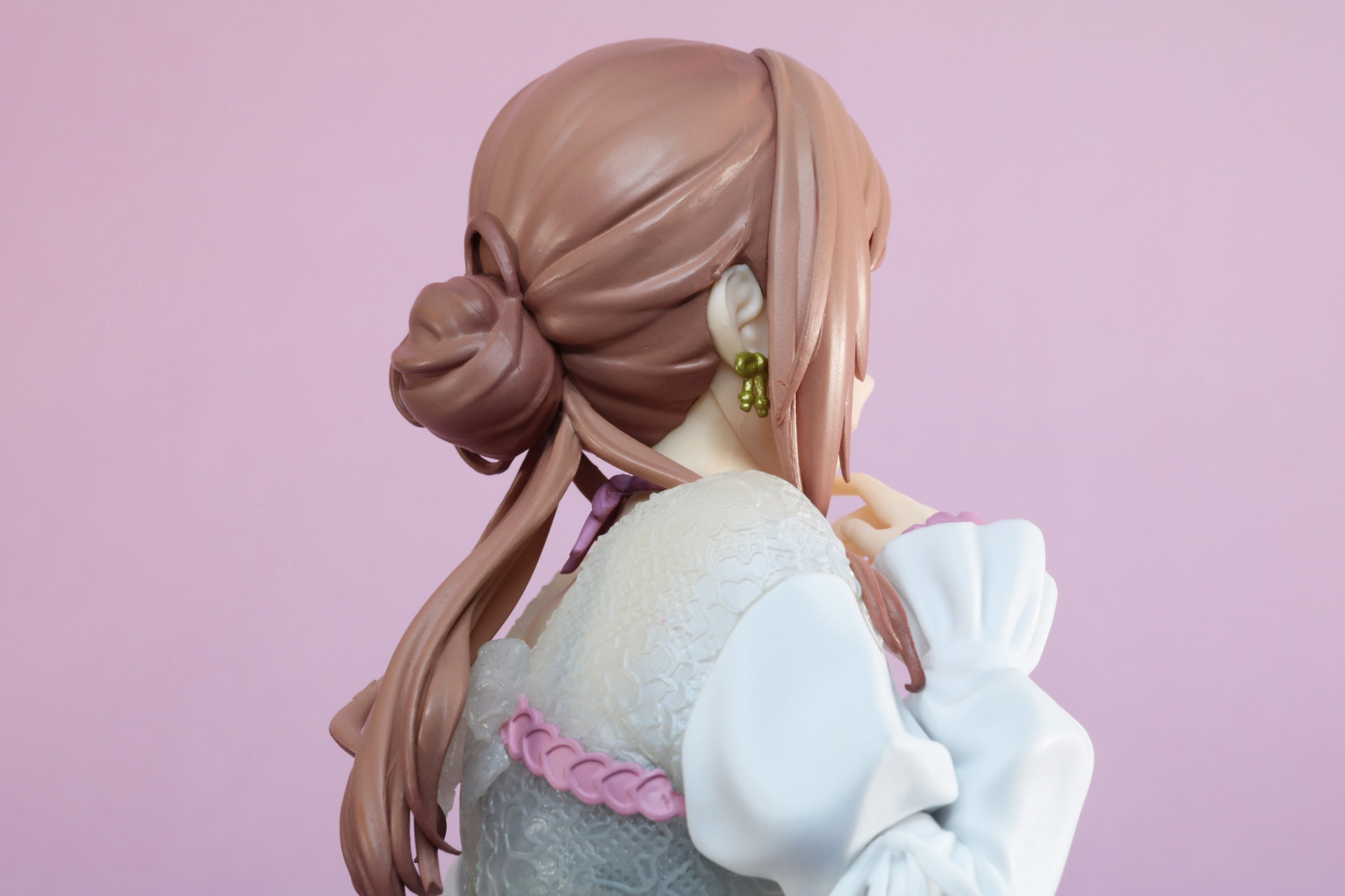 イヤリングはもちろん特徴的なゆるふわなヘアスタイルも再現されている