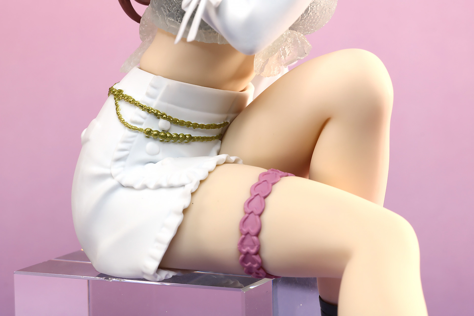 腰のチェーンやパンツのフリルなども細かく再現