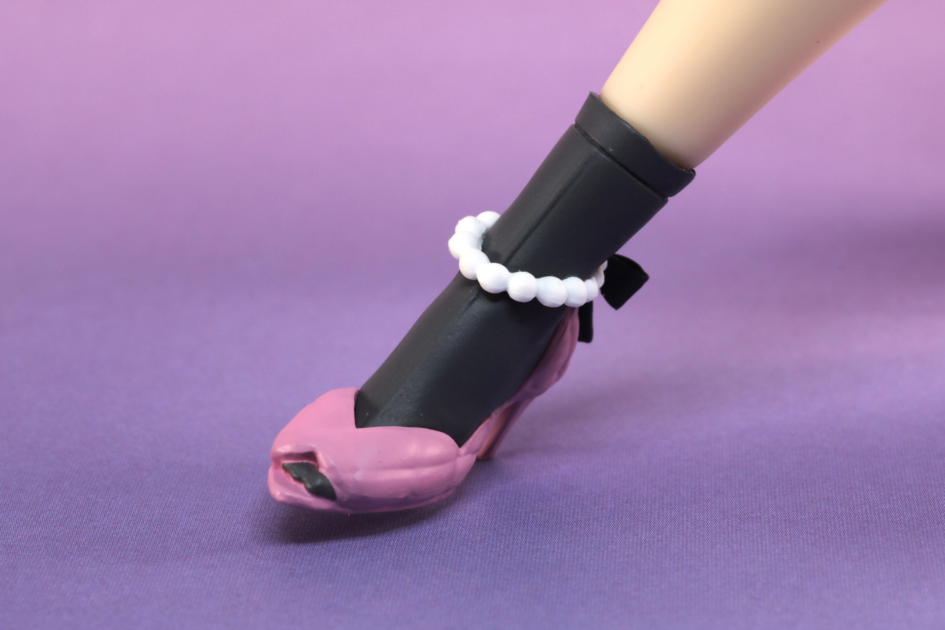 ヒールやアクセサリーなど、足元の細部まで作り込まれている