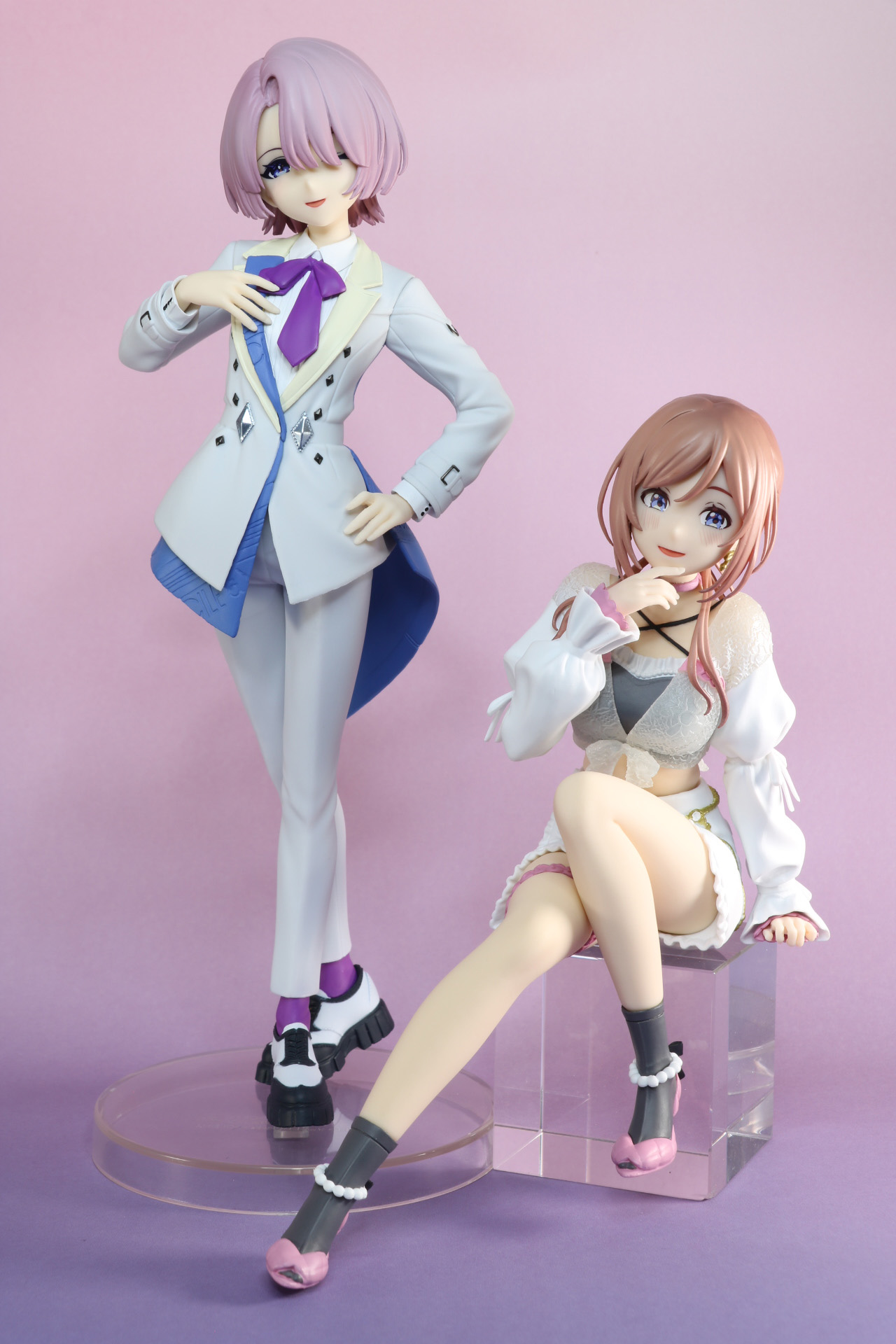 「学園アイドルマスター ESPRESTO-Elegant hues-有村麻央」（左）と並べてディスプレイ