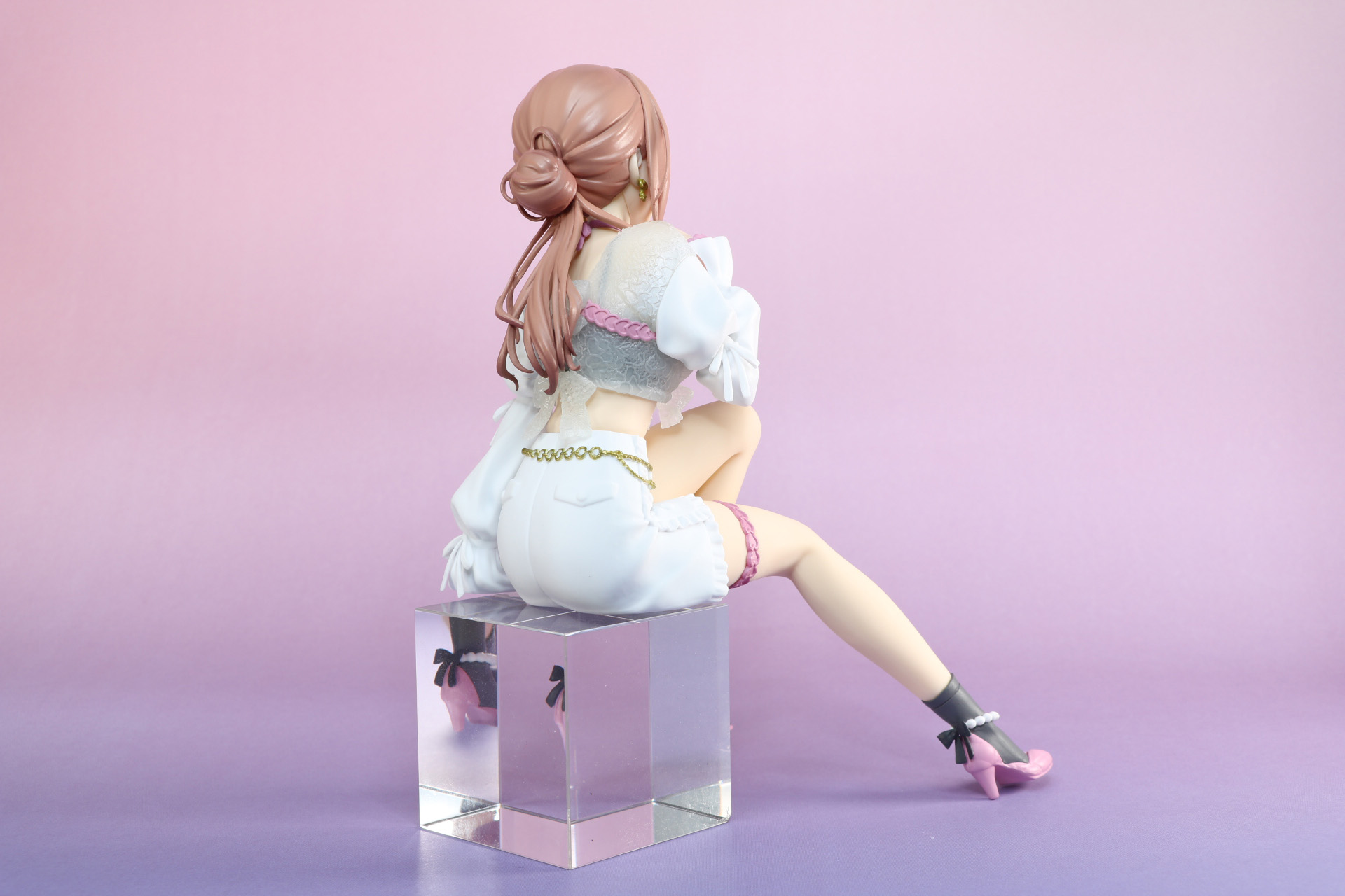 座ったポーズとなっているので、アクリルキューブなどに乗せることができる
