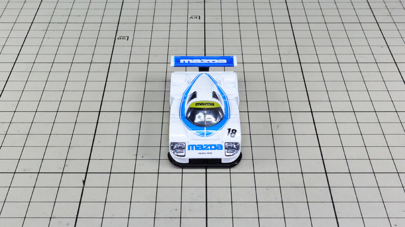 フロント：ホワイト×ブルーの18号車はマツダのワークスカラー