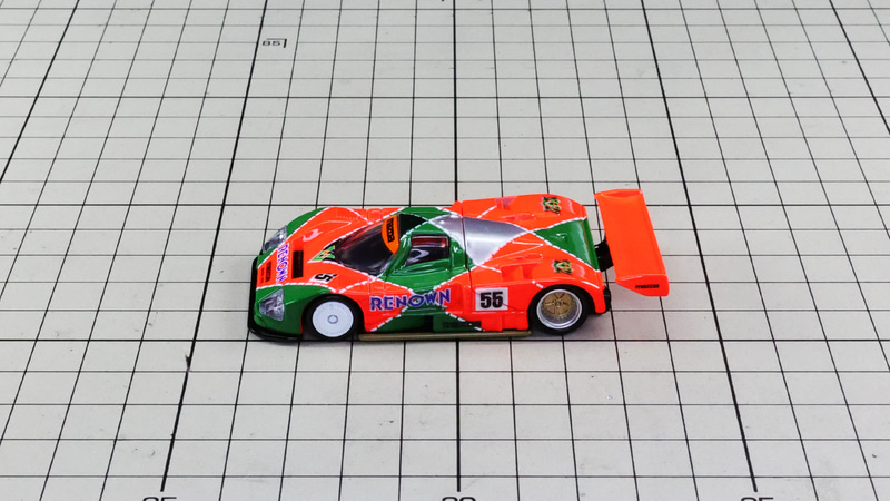 サイド：全体が鮮やかなカラーリングの55号車