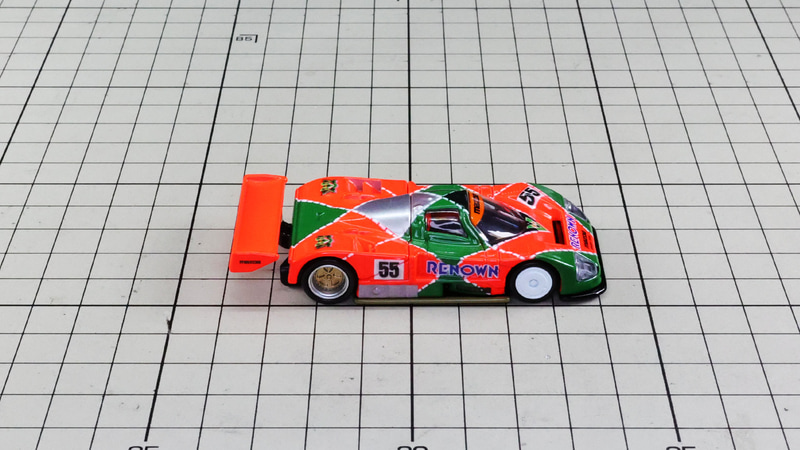 サイド：爽やかさと速さを感じるシンプルなカラーリングの18号車