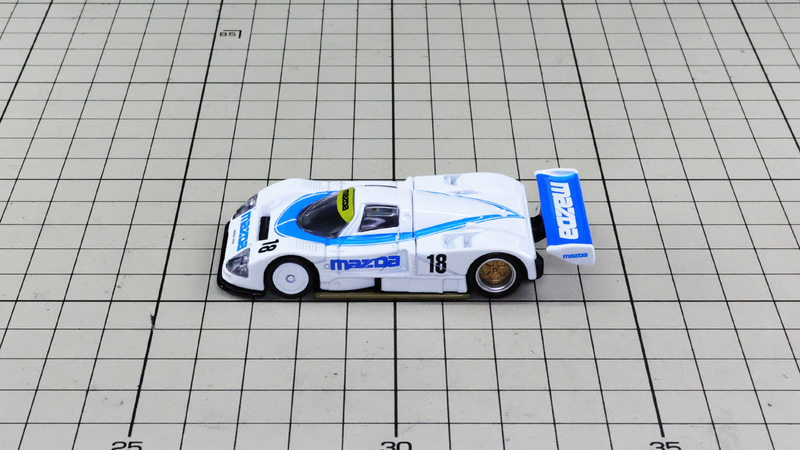 サイド：爽やかさと速さを感じるシンプルなカラーリングの18号車