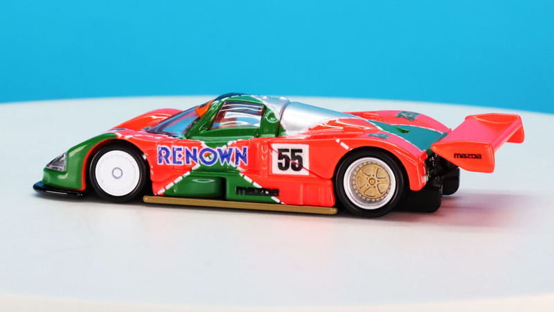 各部の精密な造形でスポーツプロトタイプカー787Bのイメージをトミカサイズで表現しています