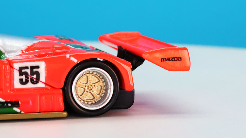 リアウイングには“MAZDA”のロゴがプリントされています