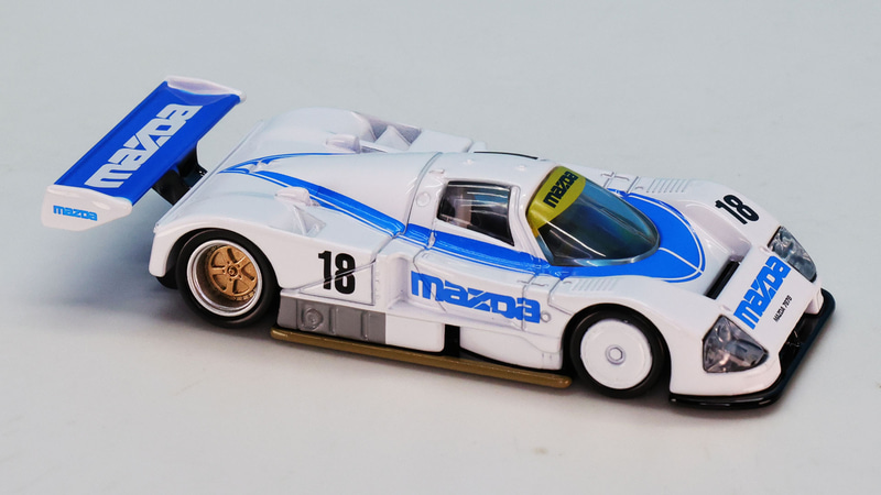 55号車とは対照的なシンプルなカラーリングの18号車