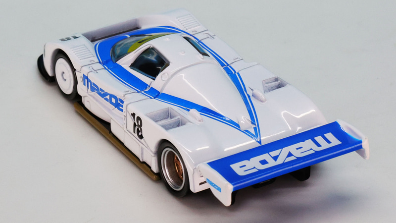 シンプルながら疾走感を感じさせるデザインをトミカプレミアムRacingで鮮やかに再現しています