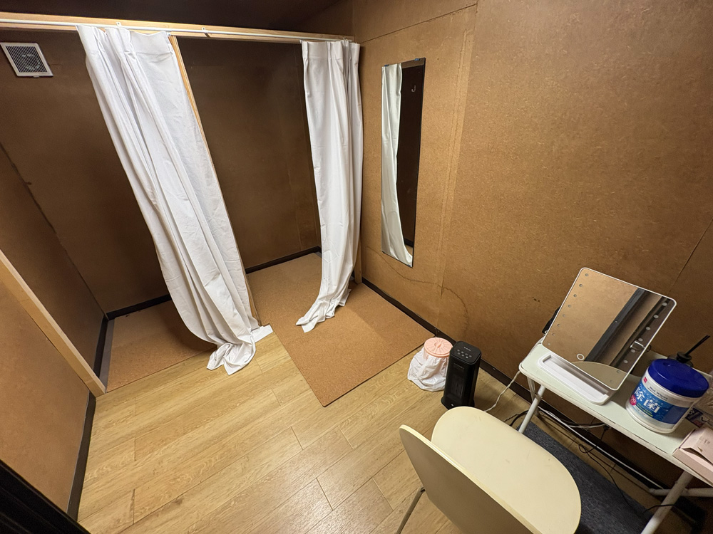 女性専用更衣室には椅子や鏡なども完備