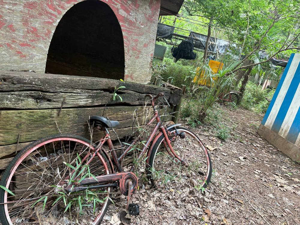 朽ちた自転車などのオブジェクトが雰囲気を盛り上げる