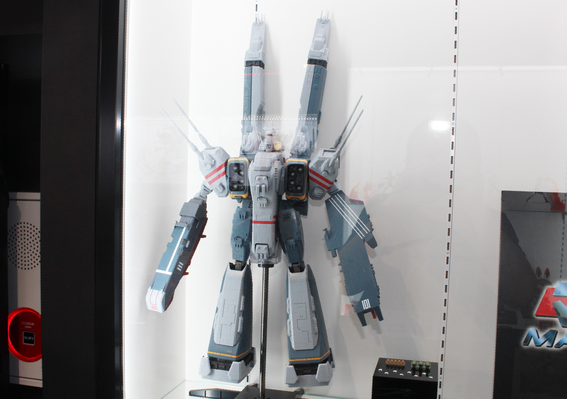 「DX超合金 SDF-1 マクロス」。11月発売予定。価格は99,000円