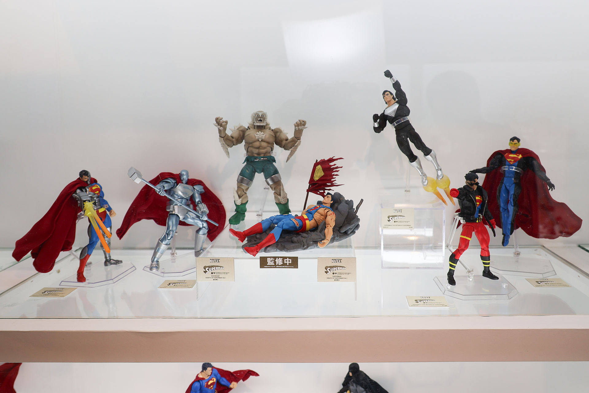 中央が「DOOMSDAY（DEATH OF SUPERMAN Ver.）」と「SUPERMAN（DEATH OF SUPERMAN Ver.）」だ