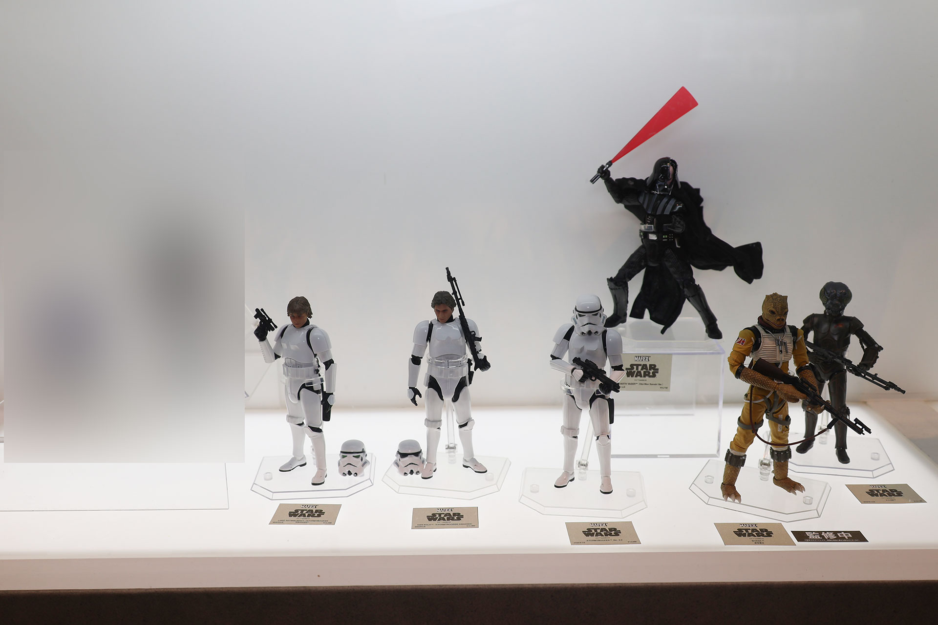 「スター・ウォーズ」関連では、「BOSSK」（写真右）が新作で登場する