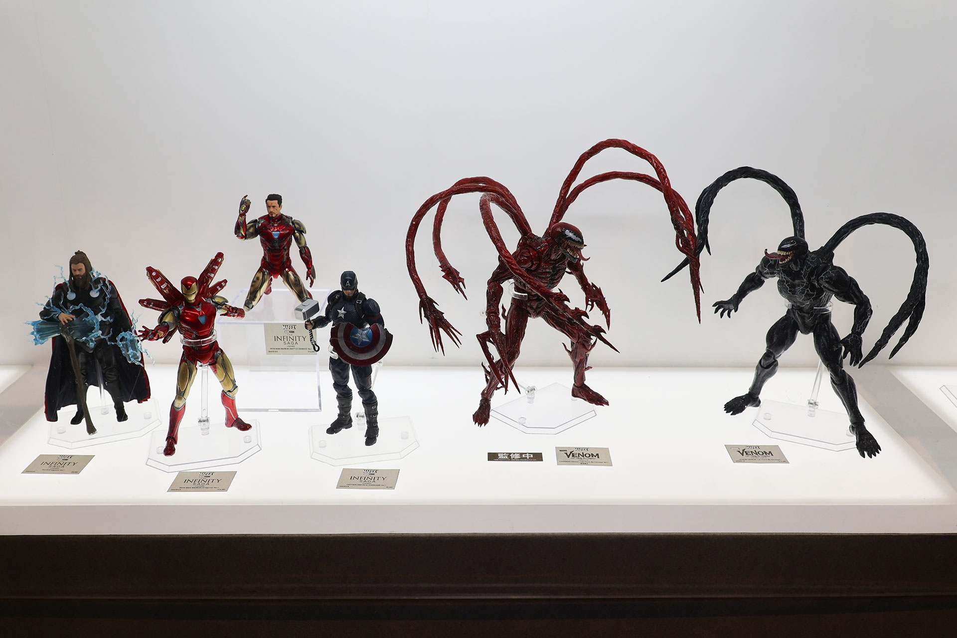 映画「ヴェノム：レット・ゼア・ビー・カーネイジ」から「CARNAGE」（写真中央）のフィギュアも登場する