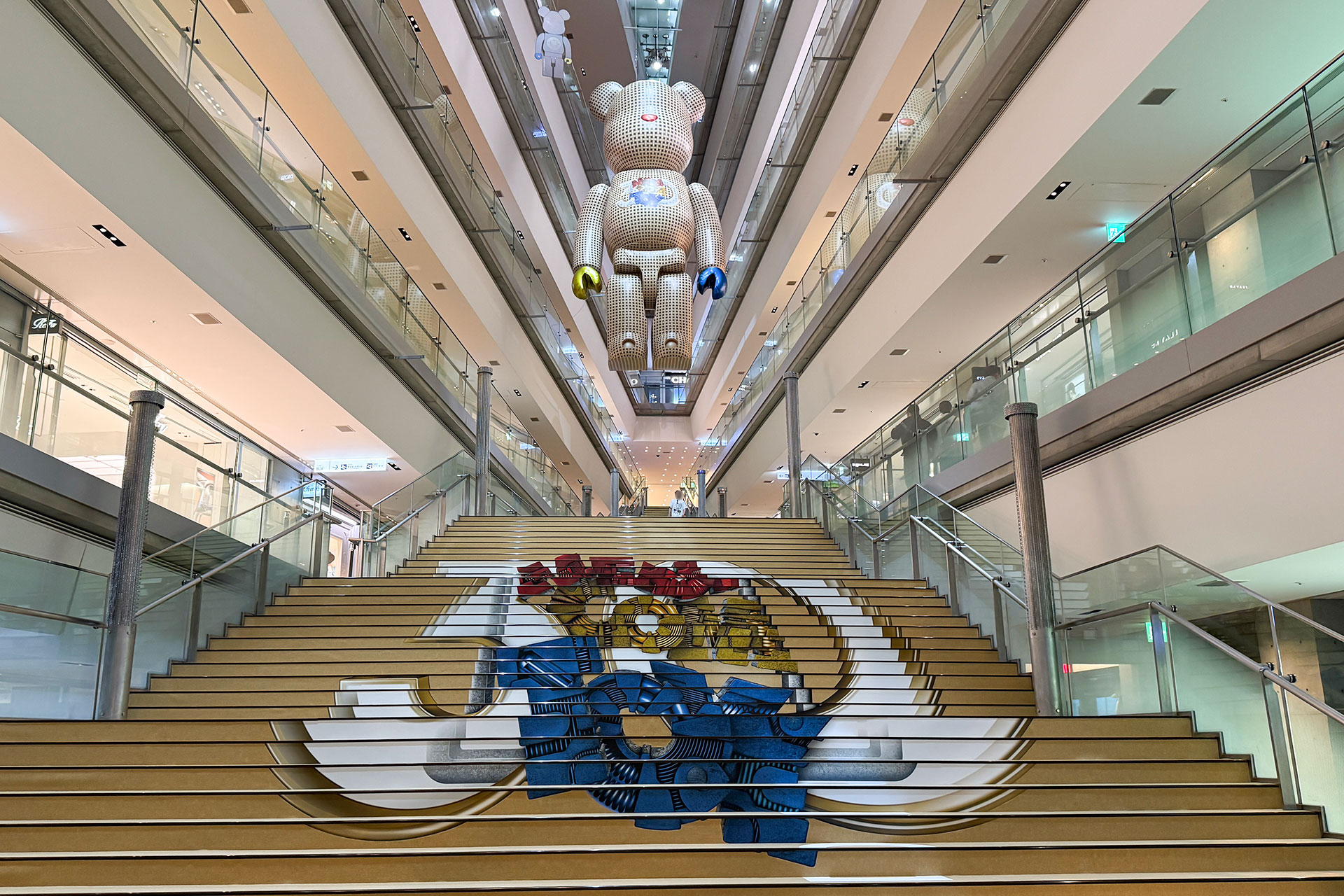 スペース オー付近には天井からBE@RBRICKの巨大バルーンが吊され、階段アートが施されていた