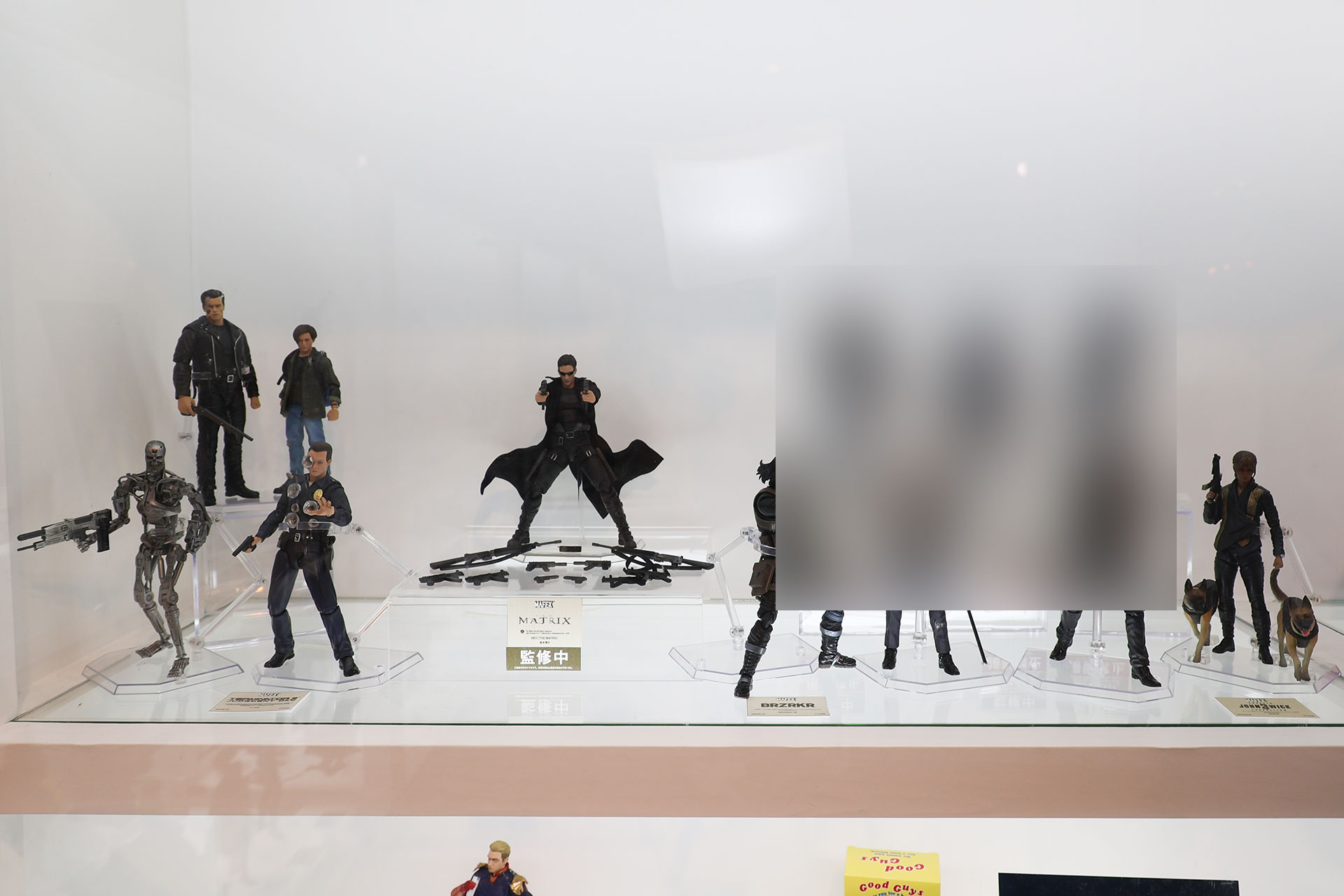 「マトリックス」の主人公・ネオがクールに銃を構える姿で立体化！（写真中央）