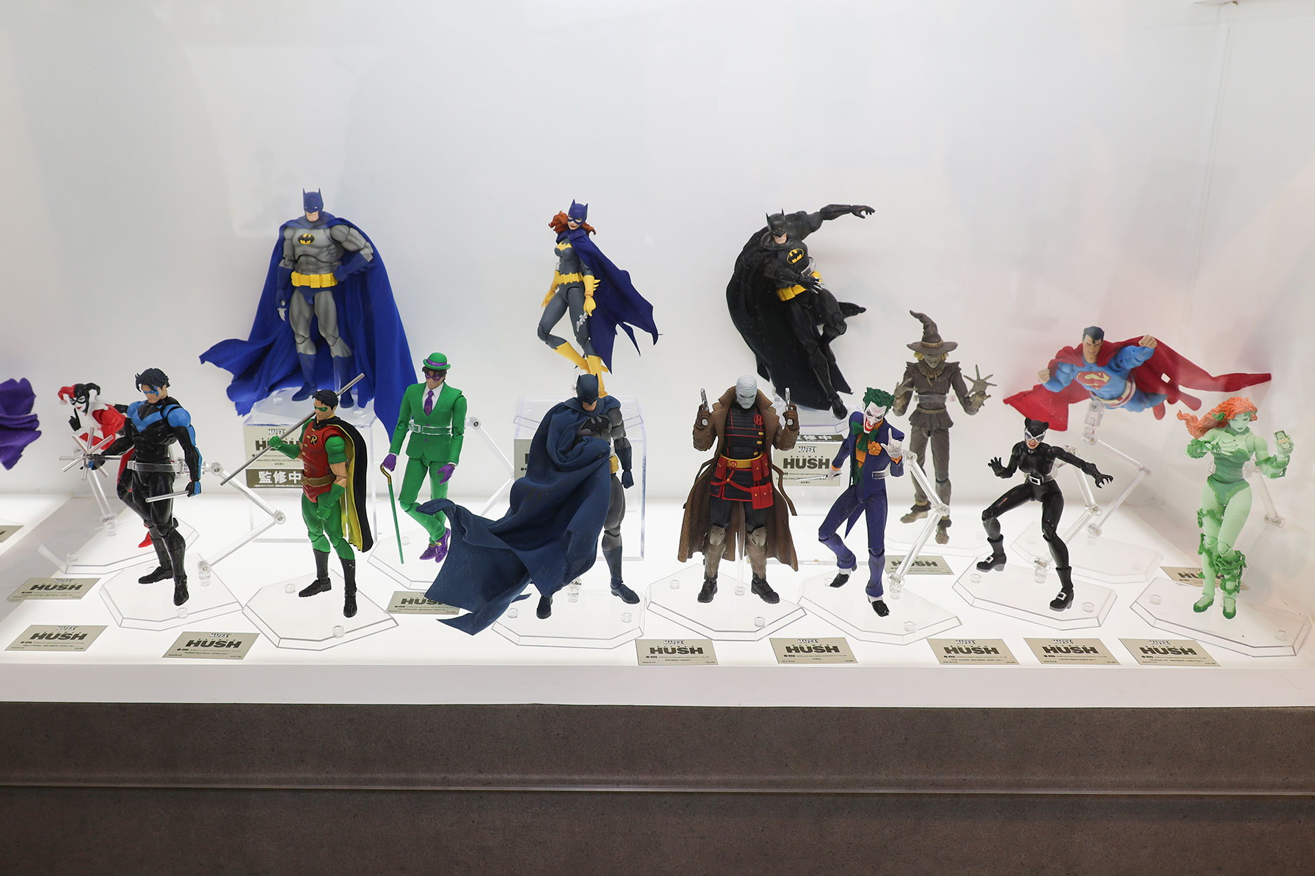 こちらは「BATMAN HUSH」関連のコーナーだ。バットガールなど3点の新作が展示されていた（写真中央奥側の3体）