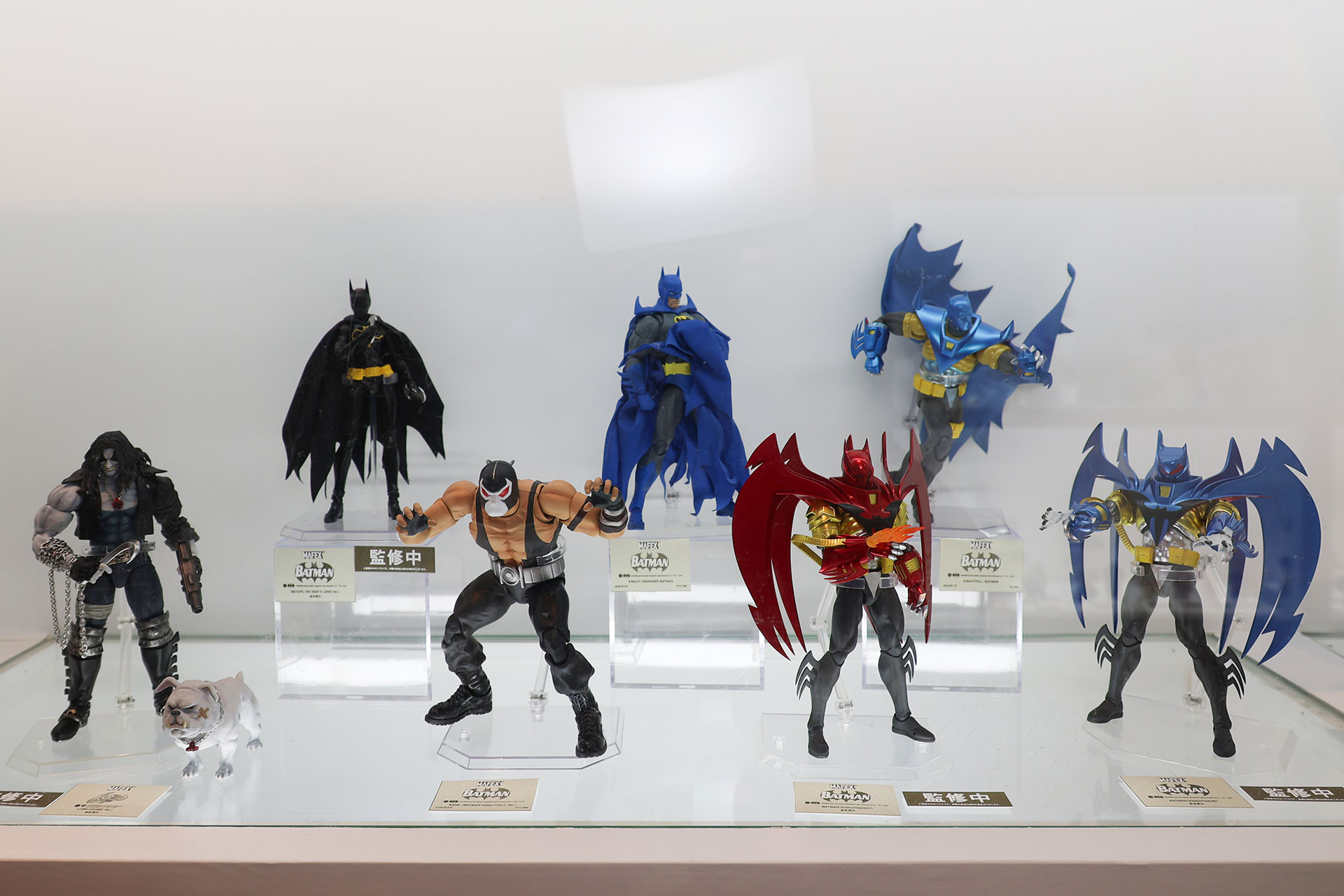 「BATGIRL（NO MAN'S LAND Ver.）」（写真左奥）と「BATMAN（KNIGHTQUEST）」、「BATMAN（KNIGHTS END）」（写真右手前側の2体）が新作だ