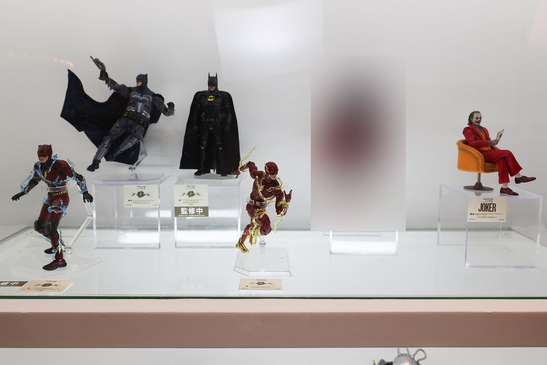 「THE FLASH（YOUNG BARRY）（THE FLASH Ver.）」（写真左）と「BATMAN（MODERN SUIT）」（写真中央）が参考出展されていた
