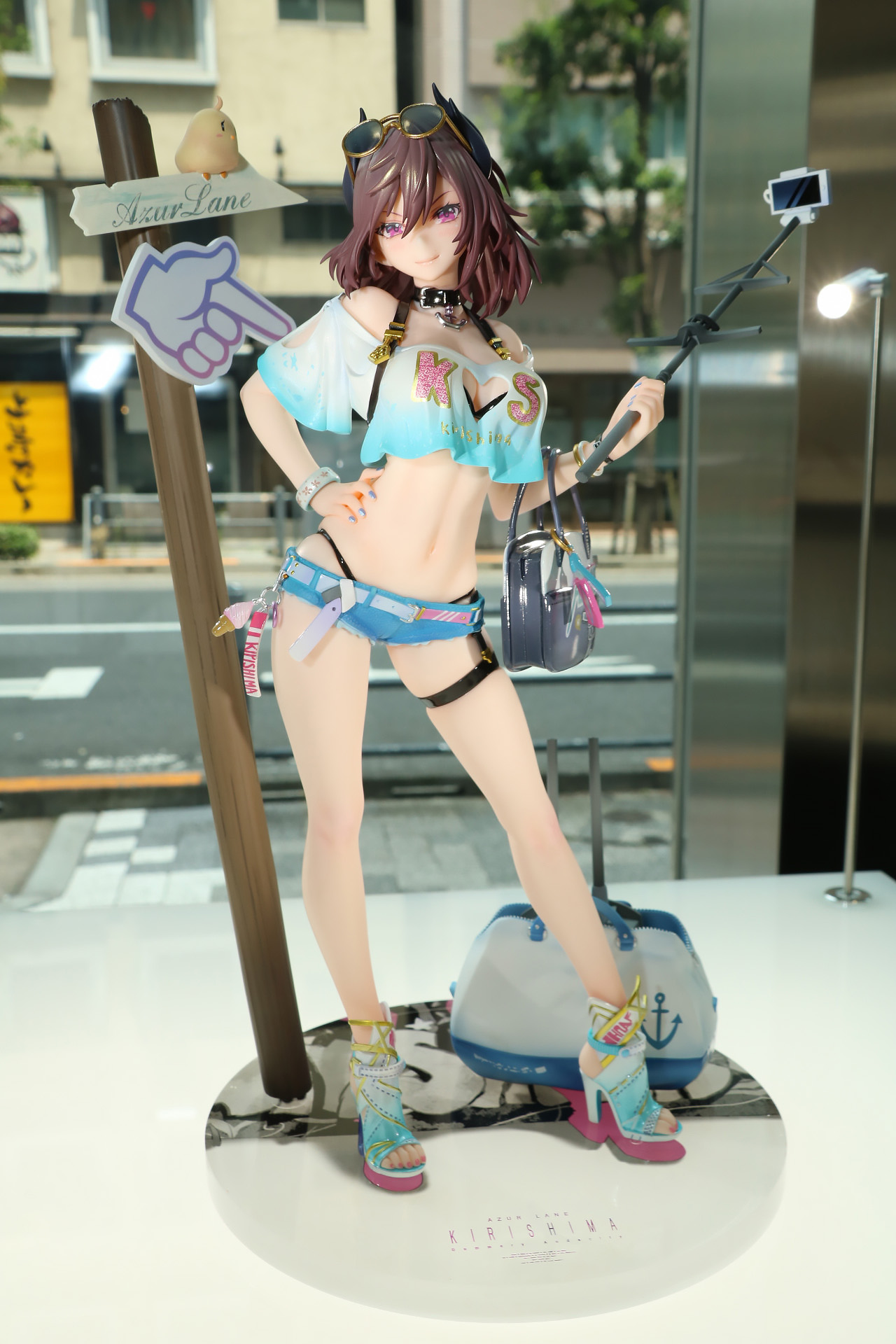 夏のリゾートを満喫する姿を表現
