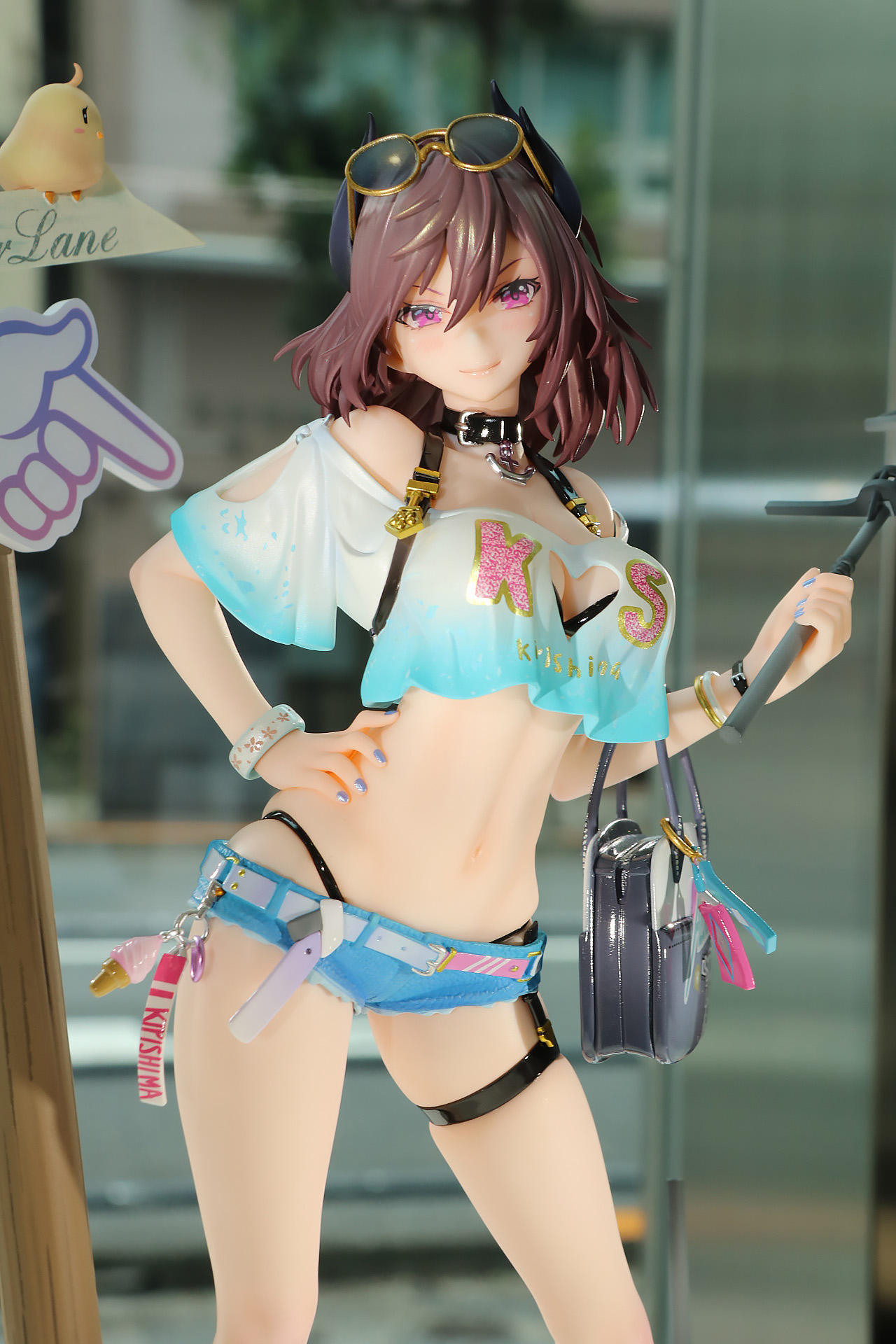 オフショルダーのシャツやホットパンツの水着スタイル