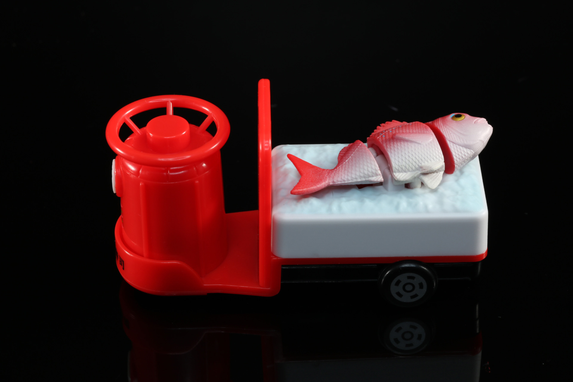 市場でお魚を運搬するターレー。お寿司ならではの車両だろう