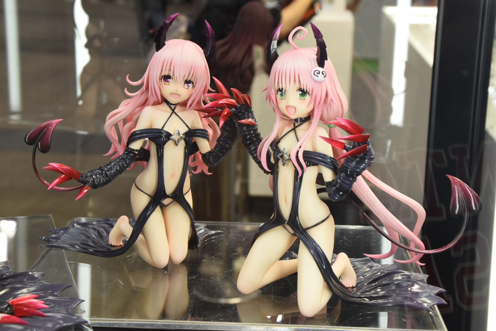 左が「モモ・べリア・デビルーク ～fillette ver.～」。右が「ララ・サタリン・デビルーク ～fillette ver.～」