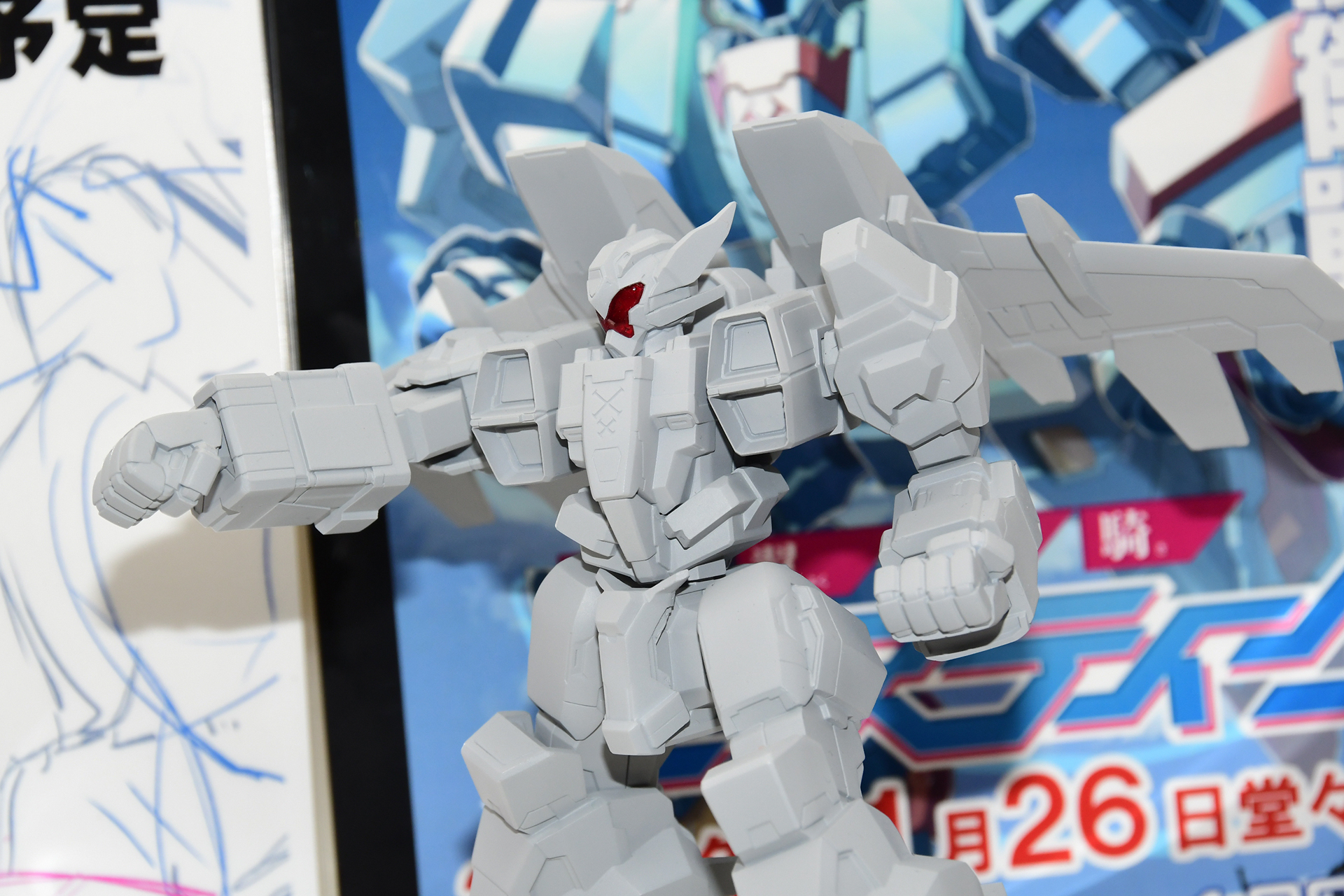 ゲーム内では瞬時に変形し、飛行形態とロボット形態の2つで戦っていく