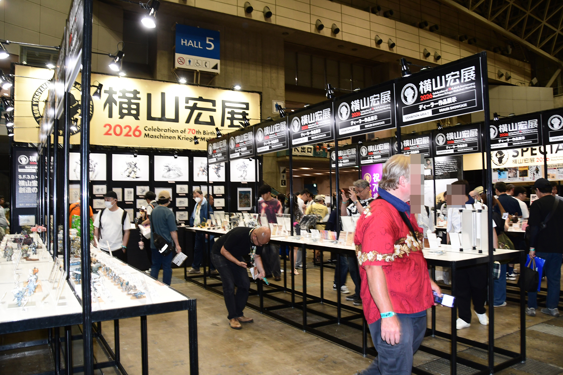 様々な立体作品や資料を展示