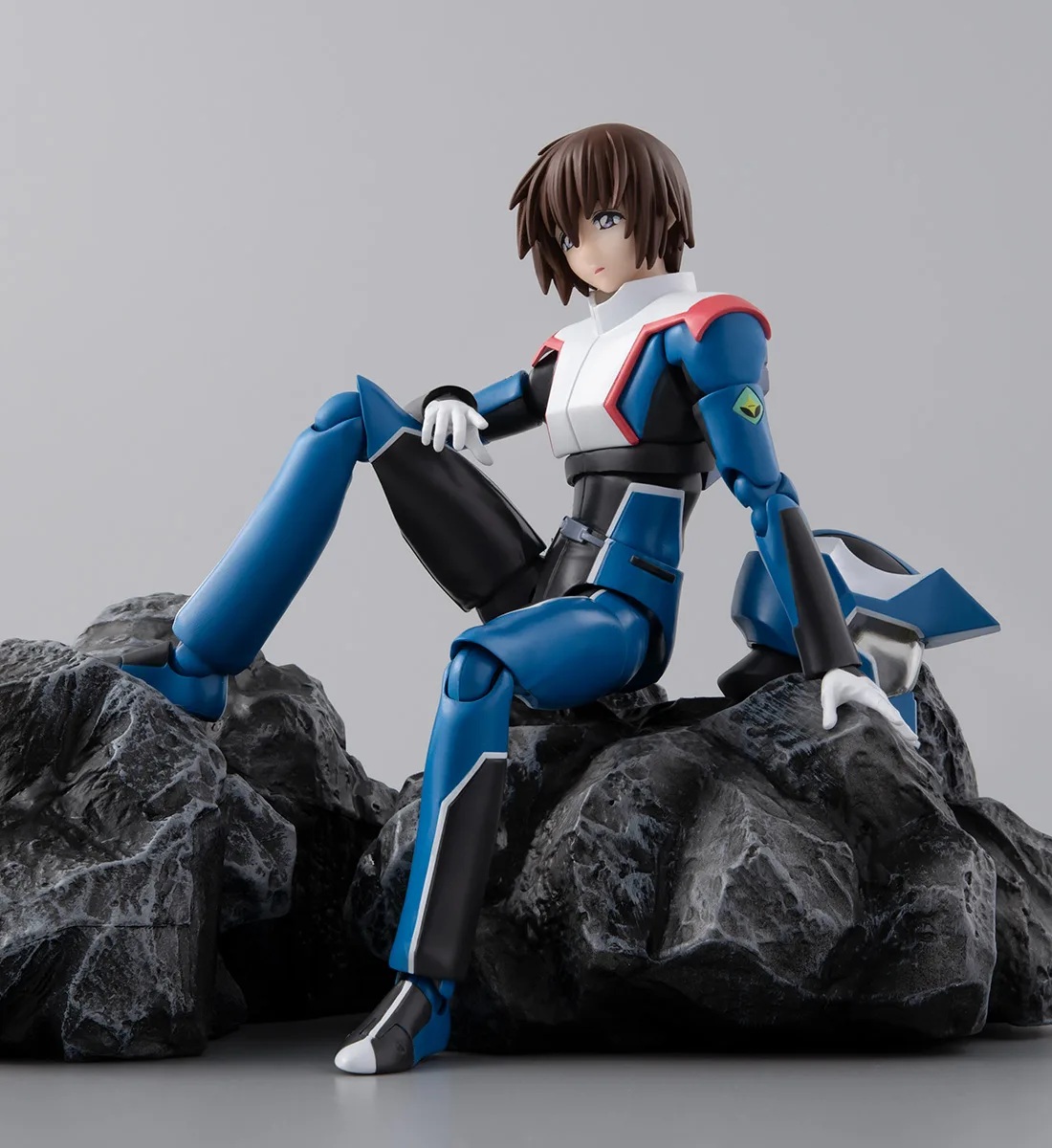 新規造形の本商品は、コンパスパイロットスーツVer.から更に自然なポージングが可能に。 交換用顔パーツは、コンパスパイロットスーツVer.と違う表情が付属。※「魂EFFECT ROCK」は付属しません。