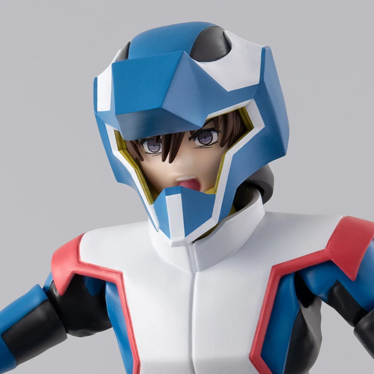 ヘルメット装着時の交換用顔パーツは、戦闘時の名シーンを彷彿させる顔を採用。
